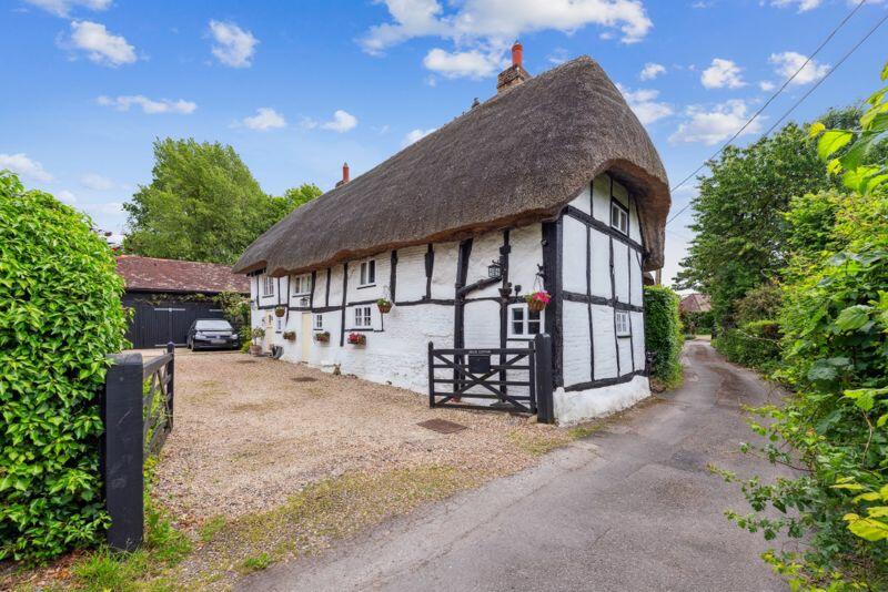 3 bedroom detached house for sale in Askett, HP27