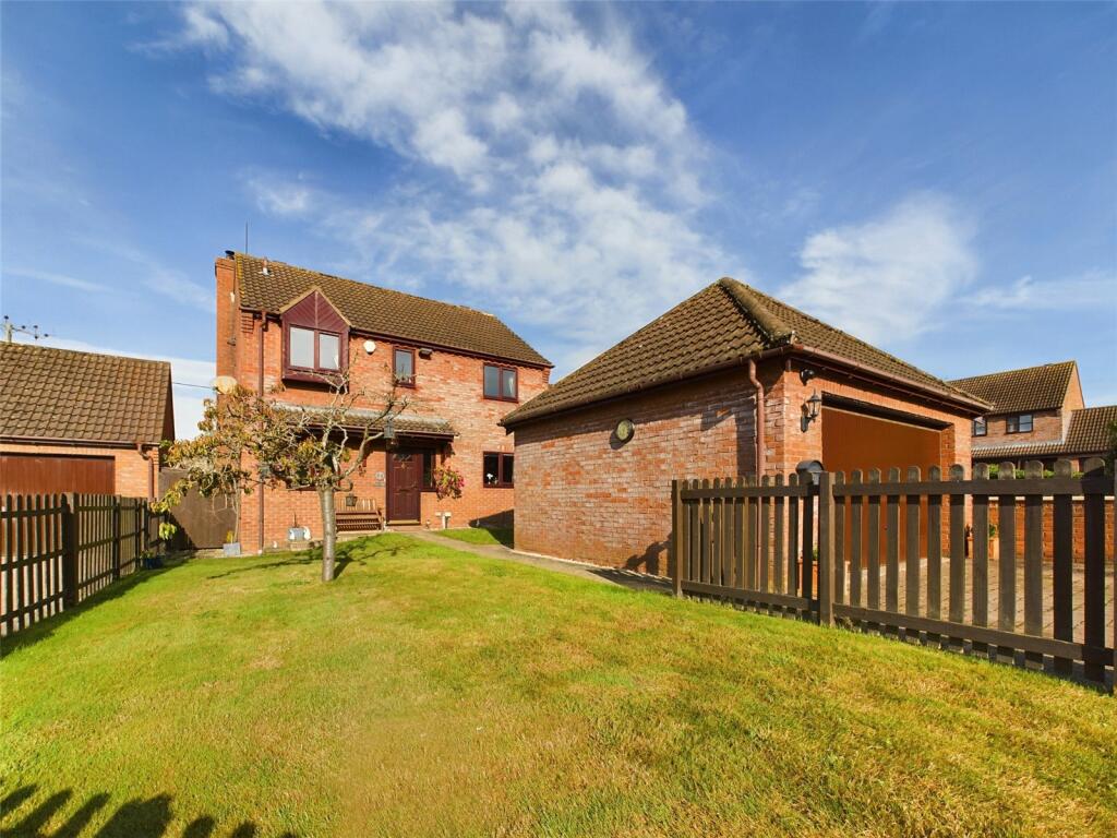 4 bedroom detached house for sale in Priory Lea, Walford, RossonWye
