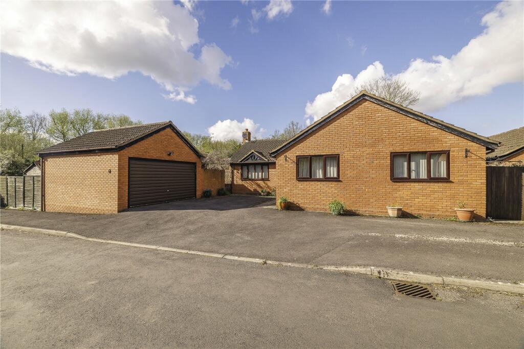 3 bedroom bungalow for sale in Harefields, Hildersley, RossonWye