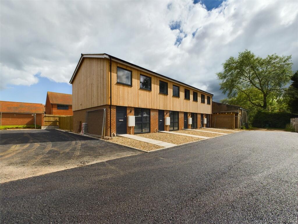 2 bedroom terraced house for sale in Lea End, Lea, RossonWye