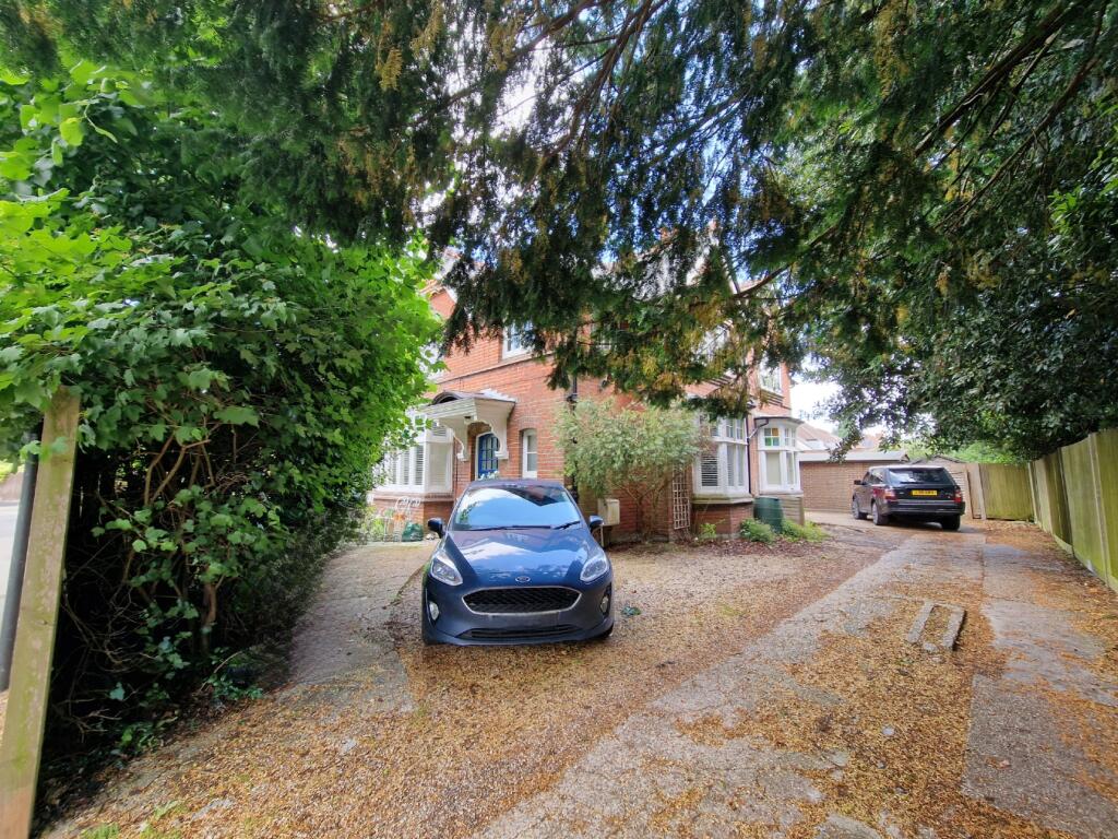 3 bedroom semi-detached house for rent in Westrow Road, Southampton, SO15