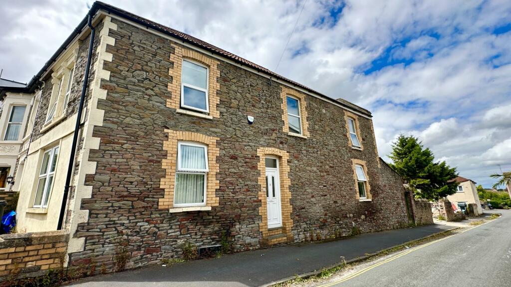 3 bedroom end of terrace house for sale in Downend Road, Fishponds, BS16