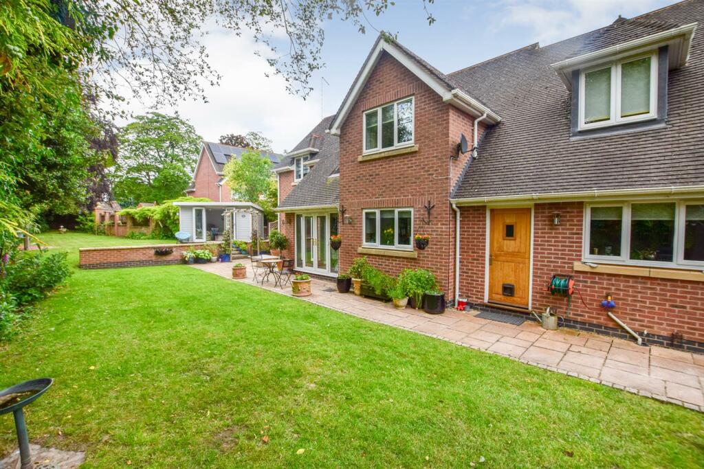 5 bedroom detached house for sale in Ward Close, Barwell, LE9