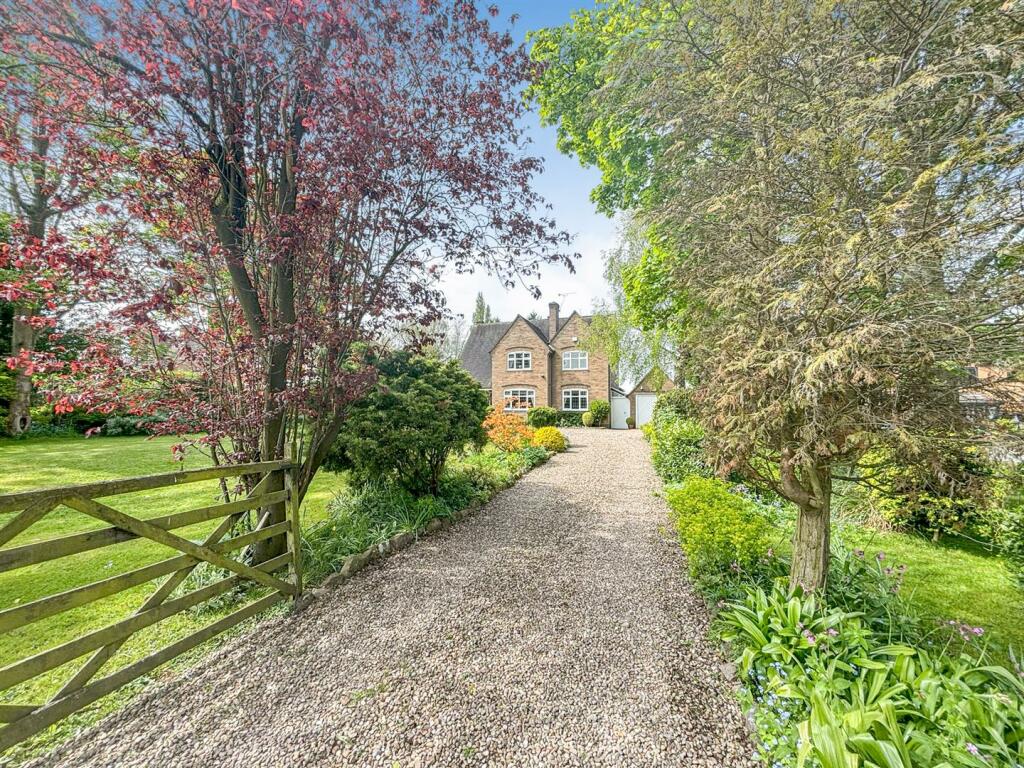 4 bedroom detached house for sale in Station Road, Desford, LE9