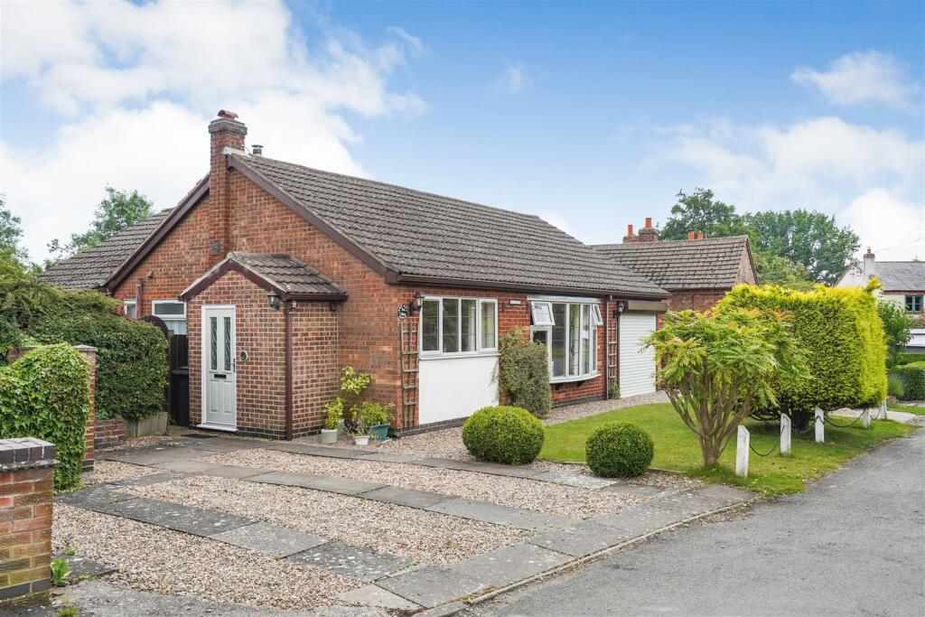 3 bedroom detached bungalow for sale in The Green, Newton Burgoland