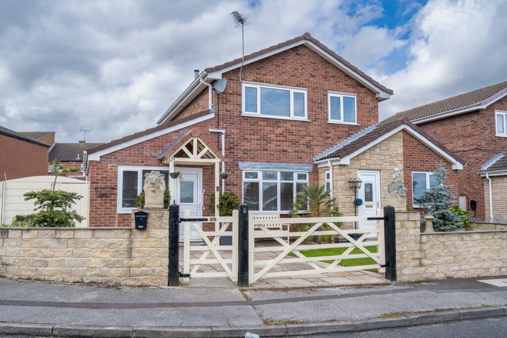 4 bedroom detached house for sale in Carnoustie, Worksop, S81