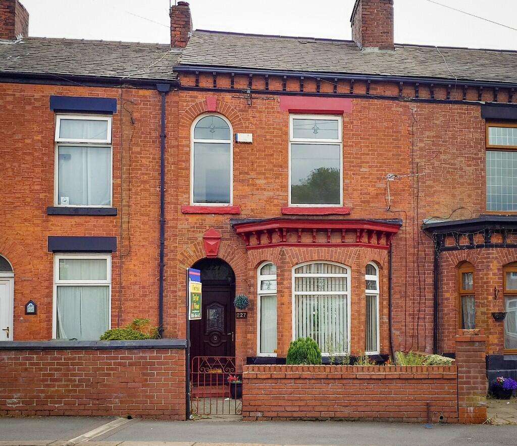 3 bedroom terraced house for sale in Dewsnap Lane, Dukinfield, Cheshire