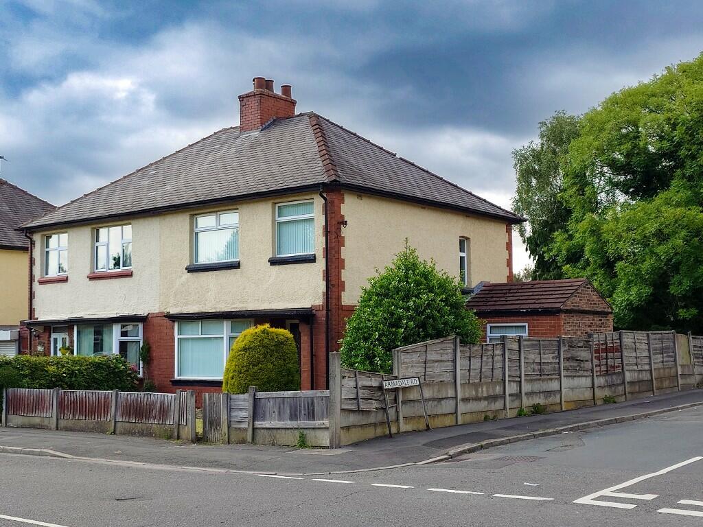 3 bedroom semidetached house for sale in Dewsnap Lane, Dukinfield