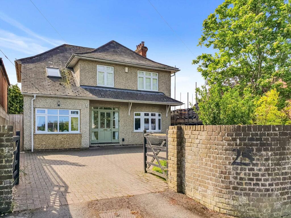 4 bedroom detached house for sale in Oakley Road, Chinnor, OX39