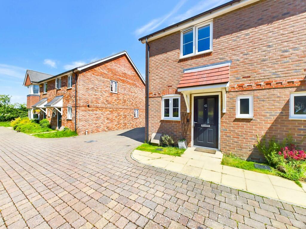 2 bedroom end of terrace house for sale in Thame Road, Chinnor SHARED