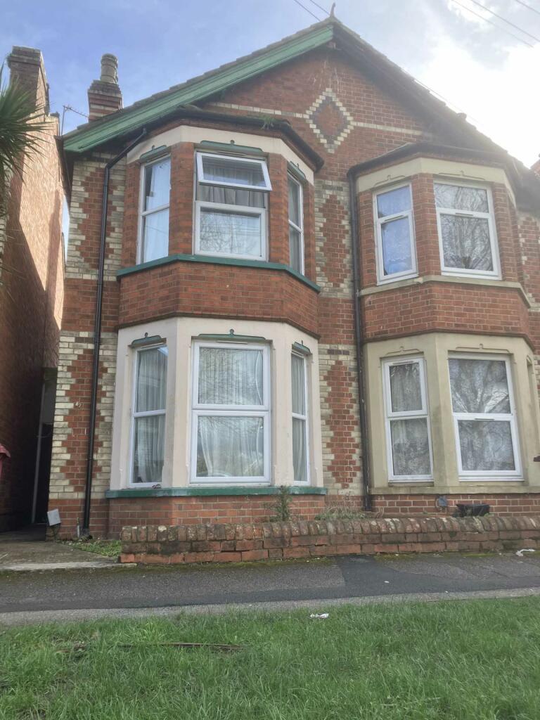 4 bedroom semi-detached house for rent in Palmer Park Avenue, Reading, RG6