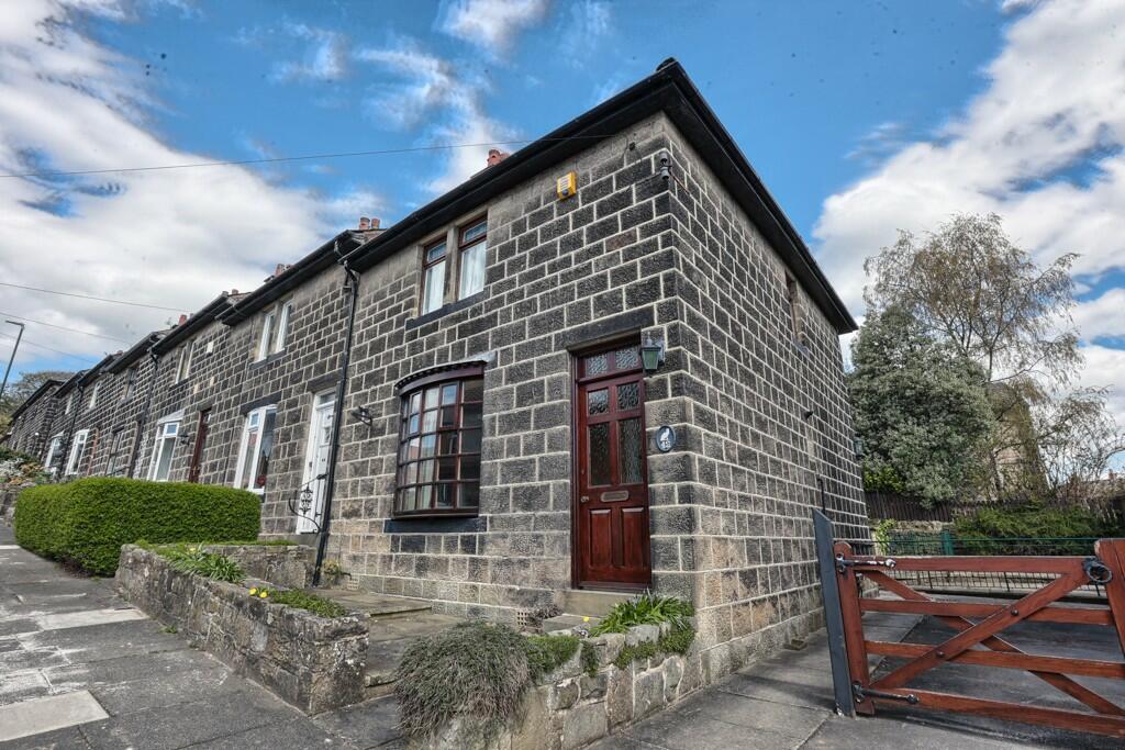 2 bedroom end of terrace house for sale in Ashtofts Mount, Leeds, West