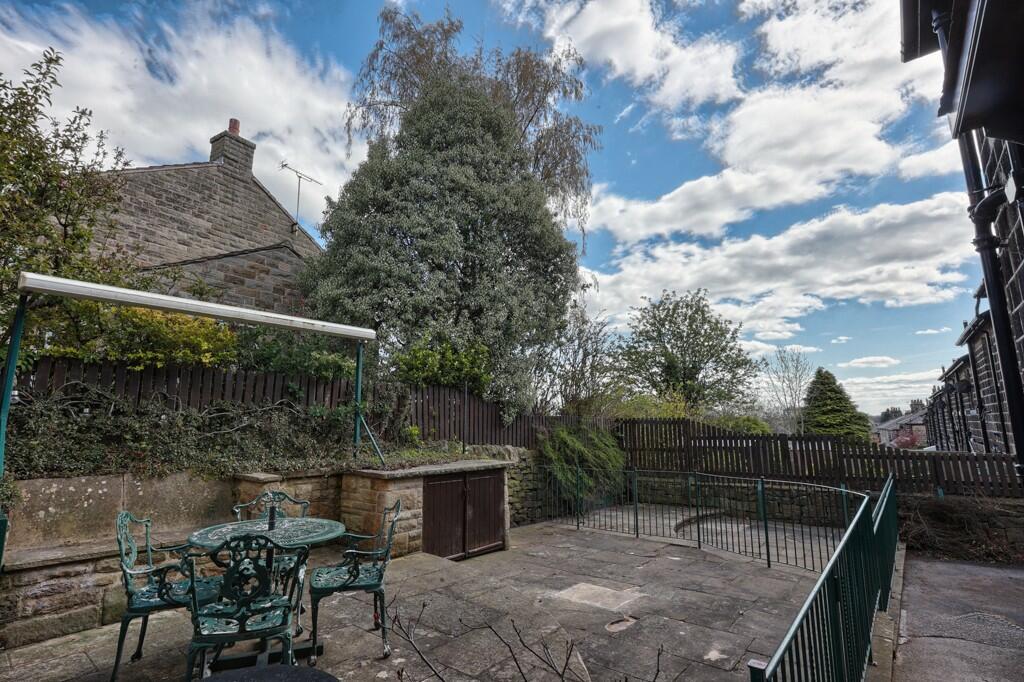 2 bedroom end of terrace house for sale in Ashtofts Mount, Leeds, West