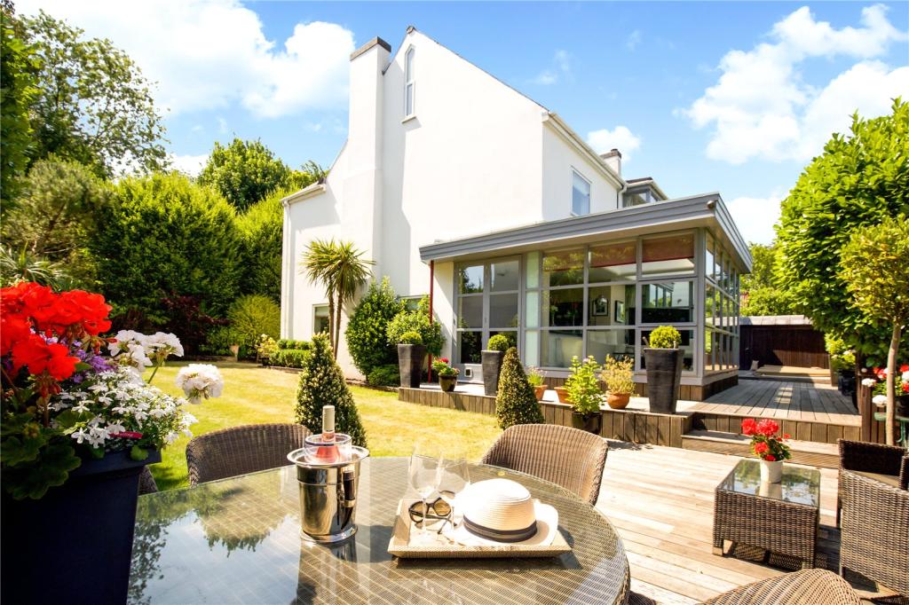 6 bedroom detached house for sale in Withdean Road, Brighton, East