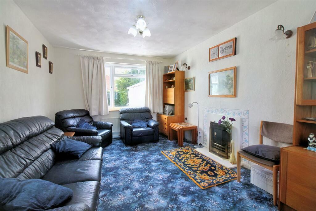 2 bedroom semidetached house for sale in Meadowcroft, Aylesbury, HP19