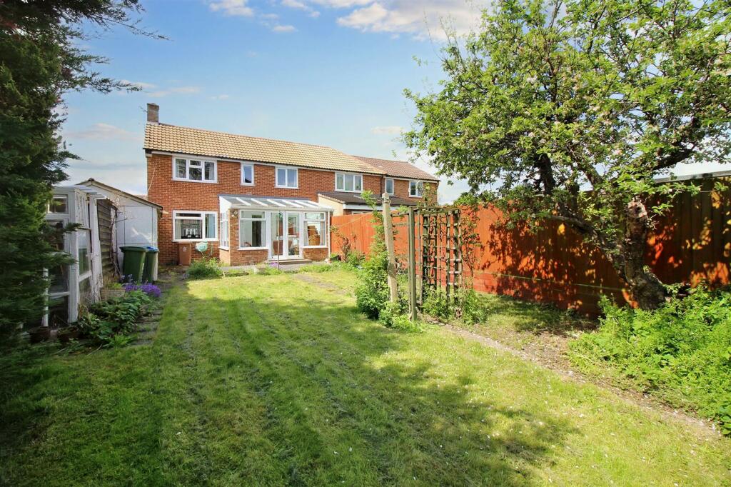 2 bedroom semidetached house for sale in Meadowcroft, Aylesbury, HP19