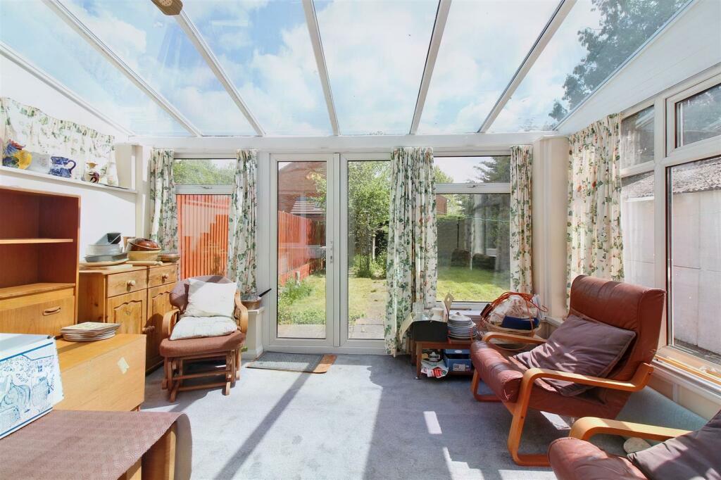 2 bedroom semidetached house for sale in Meadowcroft, Aylesbury, HP19