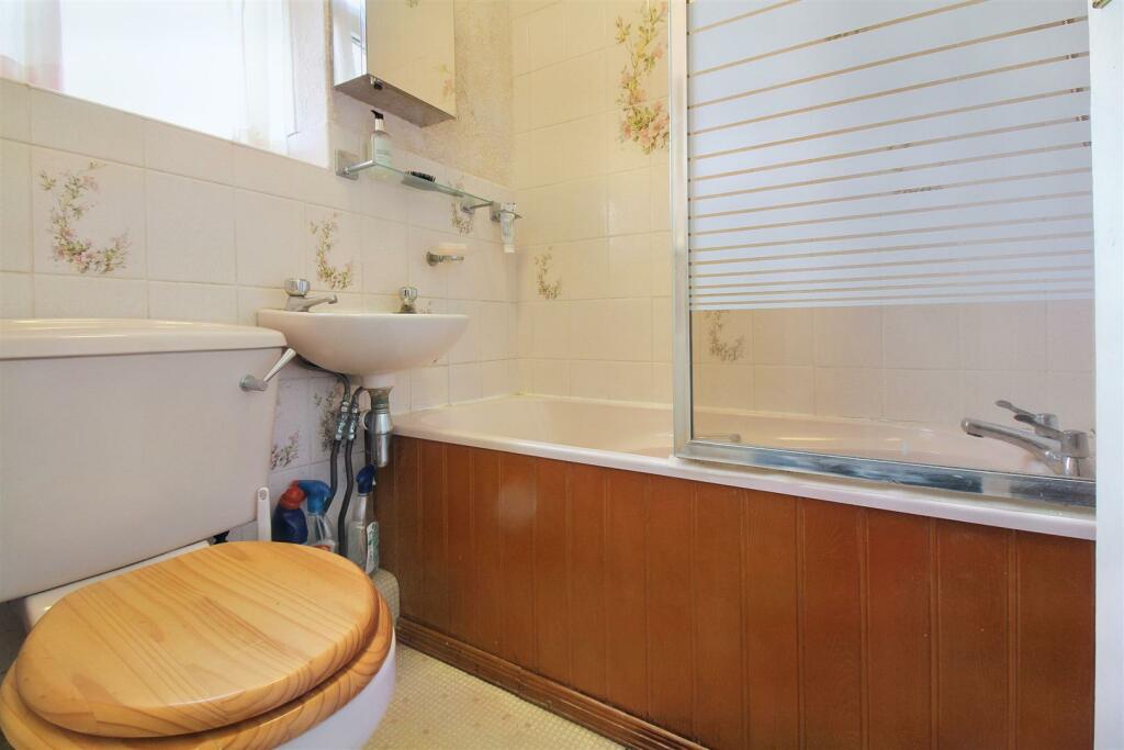 2 bedroom semidetached house for sale in Meadowcroft, Aylesbury, HP19