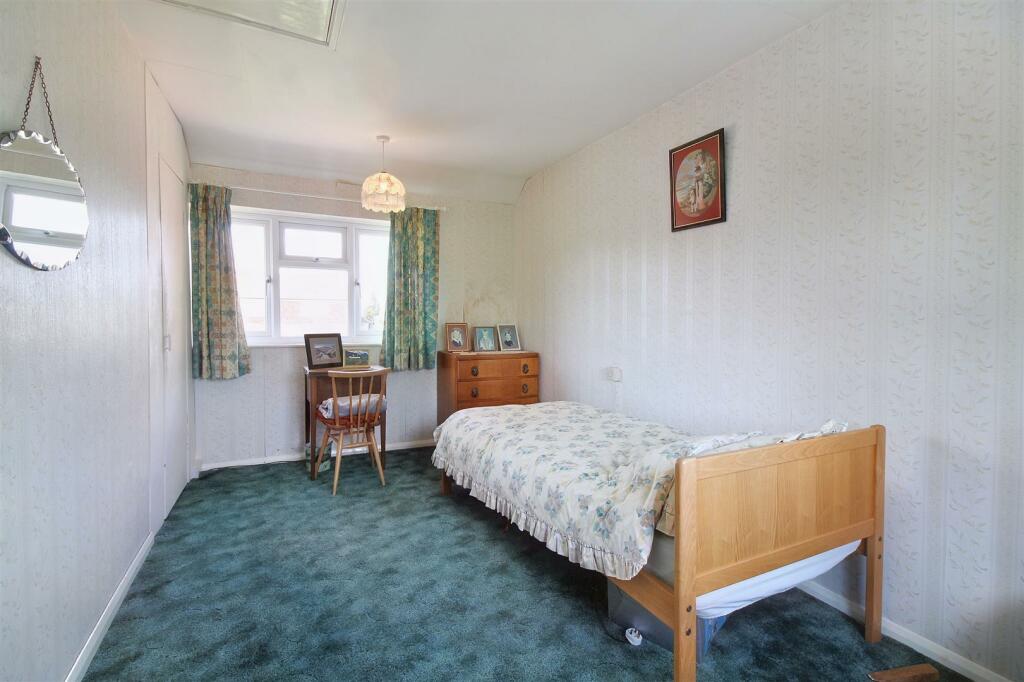 2 bedroom semidetached house for sale in Meadowcroft, Aylesbury, HP19