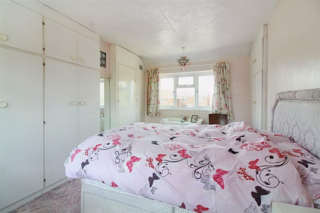 2 bedroom semidetached house for sale in Meadowcroft, Aylesbury, HP19