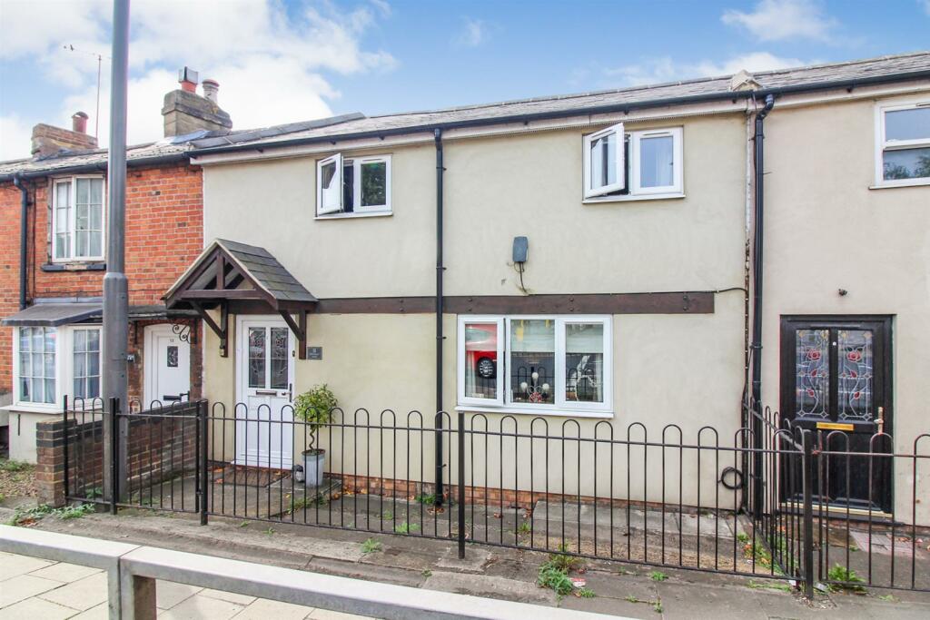 2 bedroom terraced house for sale in Wendover Road, Aylesbury, HP21