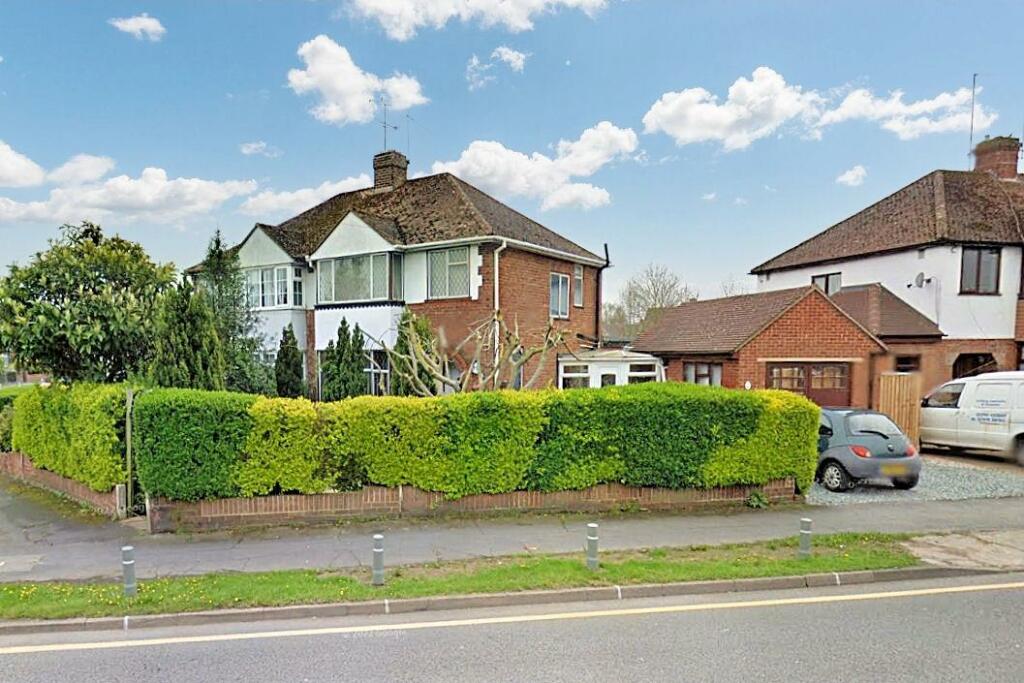 3 bedroom semidetached house for sale in Weedon Road, Aylesbury, HP19