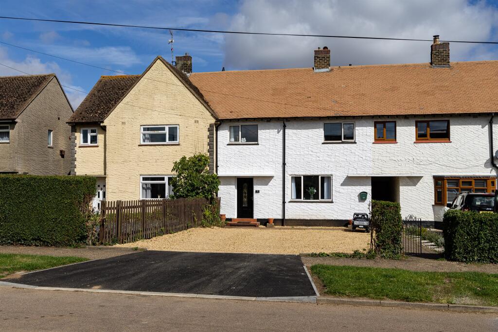3 bedroom terraced house for sale in Westfields, Easton On The Hill