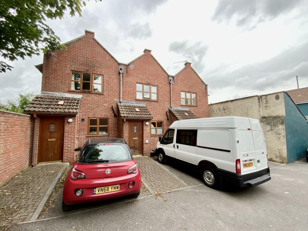 2 bedroom terraced house for rent in & Dragon Lane, Redfield