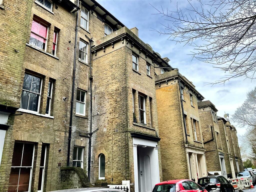 2 bedroom flat for sale in Victoria Park, Dover, CT16