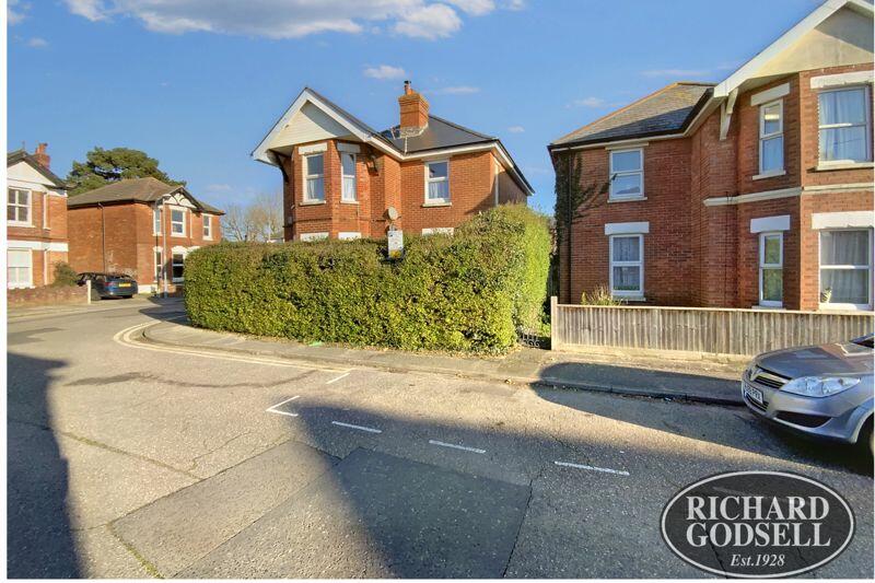 2 bedroom flat for sale in Christchurch , BH23