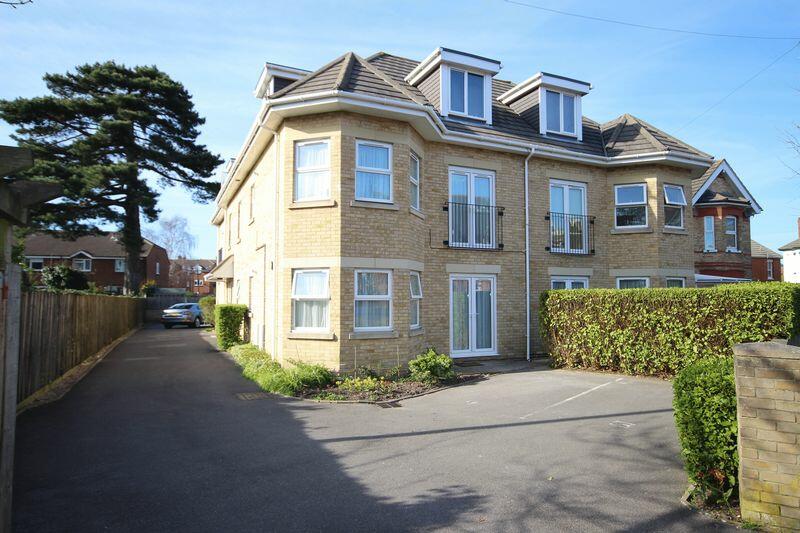 2 bedroom flat for rent in Harvey Road, Pokesdown, Bournemouth, BH5