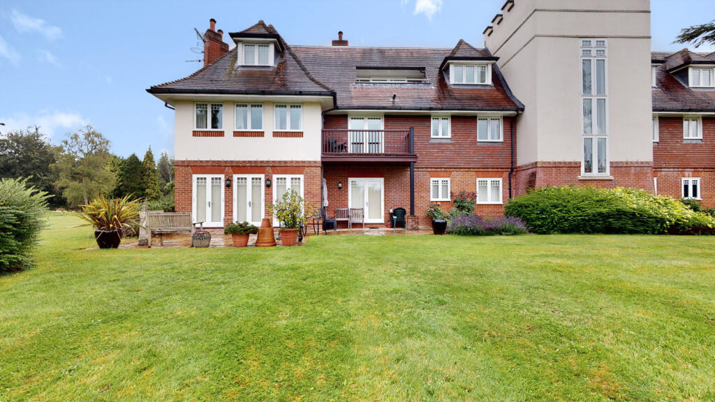 3 bedroom apartment for sale in Tidmarsh Grange, Tidmarsh, Reading