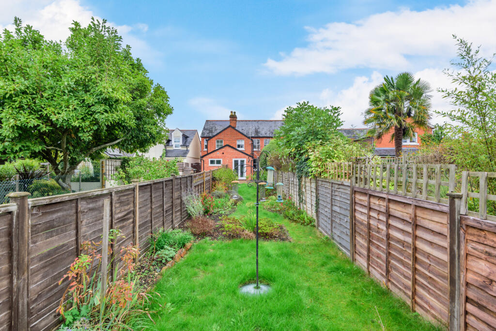 2 bedroom terraced house for sale in Horseshoe Road, Pangbourne