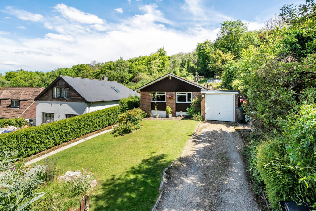 3 bedroom detached house for sale in The Coombe, Streatley, Reading