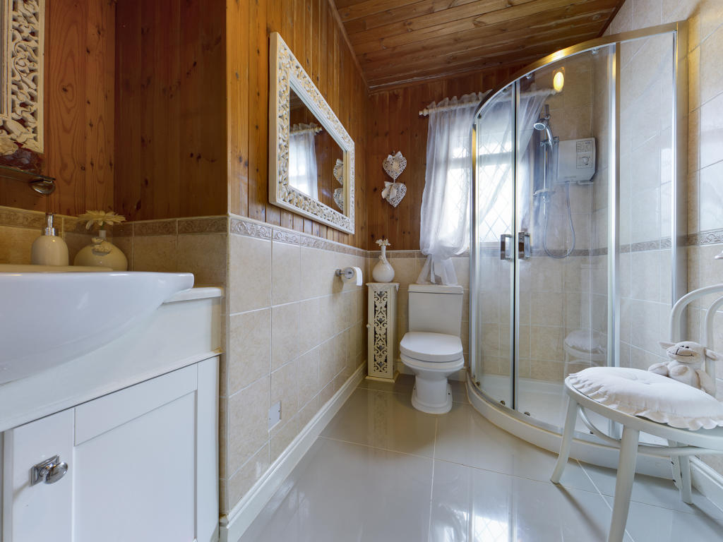 2 bedroom lodge for sale in Meadow Cottage Hawkbatch Bewdley DY12 3AH, DY12