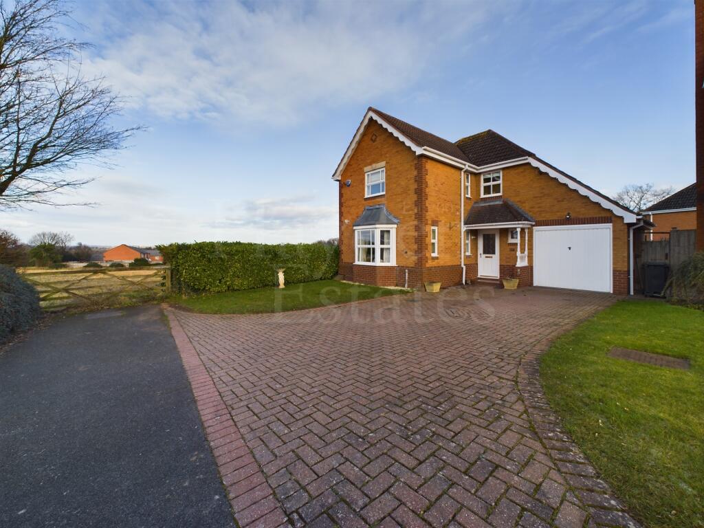 4 bedroom detached house for sale in Southall Drive, Hartlebury, DY11