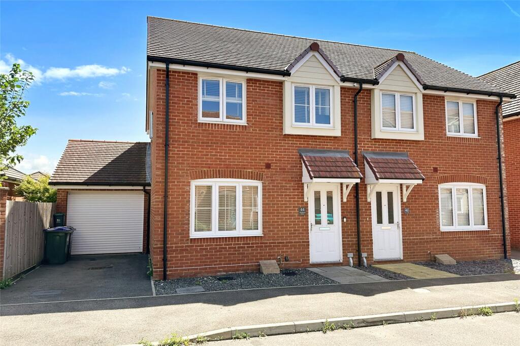 3 bedroom semidetached house for sale in Thompson Grove, Littlehampton