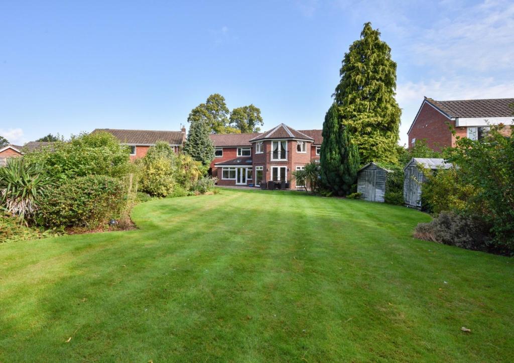 6 bedroom detached house for sale in Areley Court, StourportOnSevern