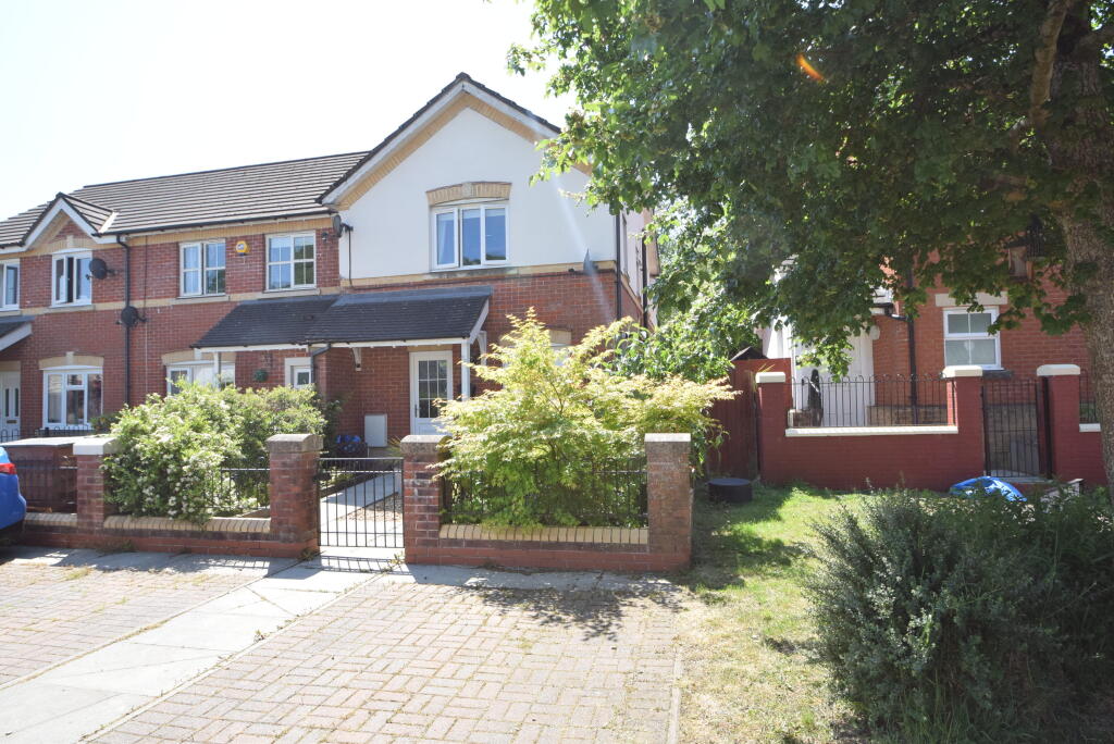 Main image of property: Clos Afon Llwyd, Pontypool, Torfaen, NP4