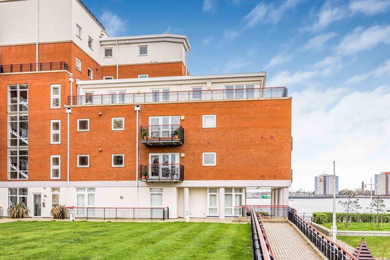 2 bedroom flat for sale in Gunwharf Quays, Portsmouth, PO1