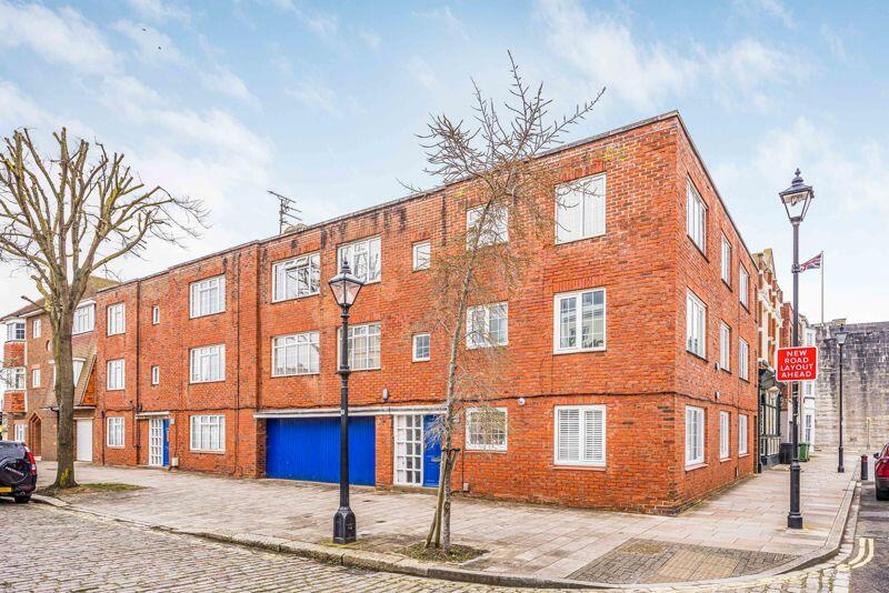 2 bedroom ground floor flat for sale in Grand Parade, Old Portsmouth, PO1