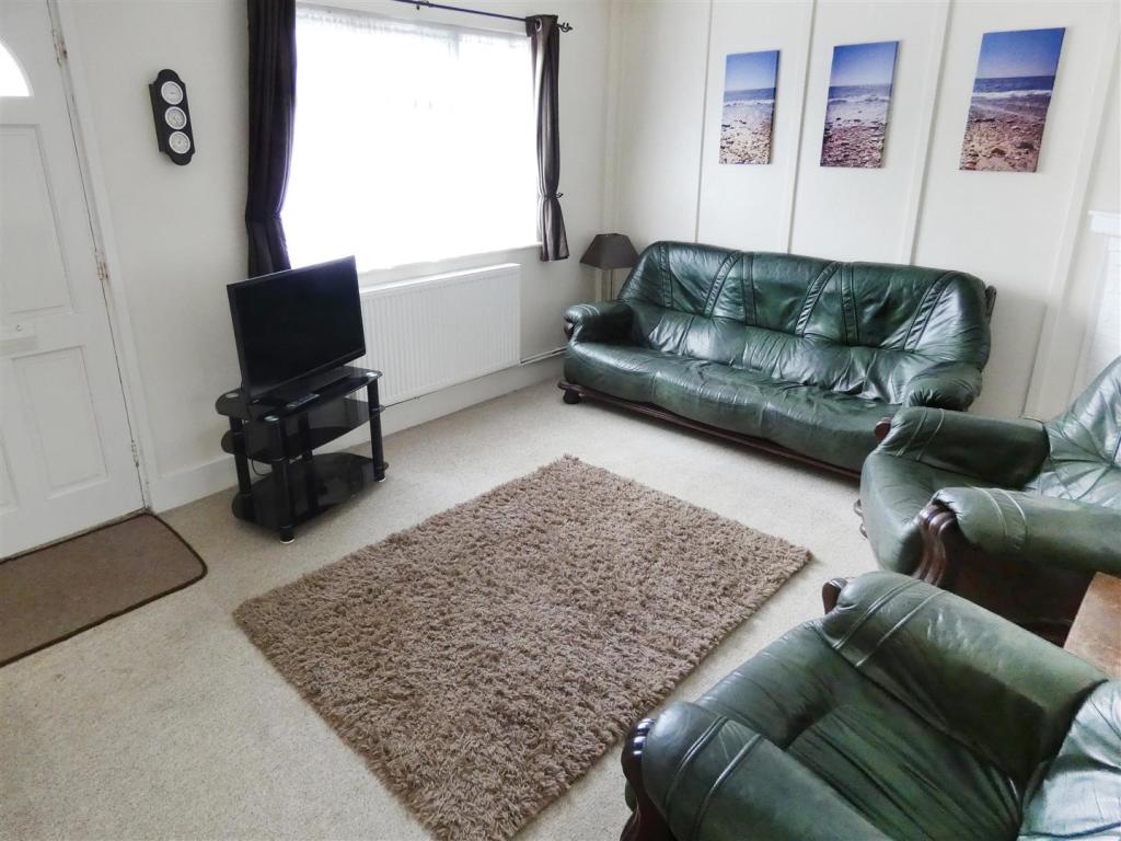 2 bedroom semidetached bungalow for sale in Rose Avenue, MiddletonOn