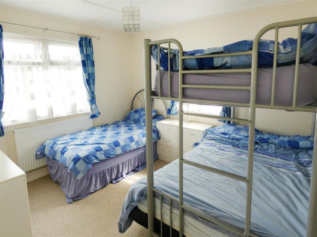 2 bedroom semidetached bungalow for sale in Rose Avenue, MiddletonOn