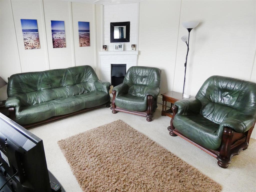 2 bedroom semidetached bungalow for sale in Rose Avenue, MiddletonOn