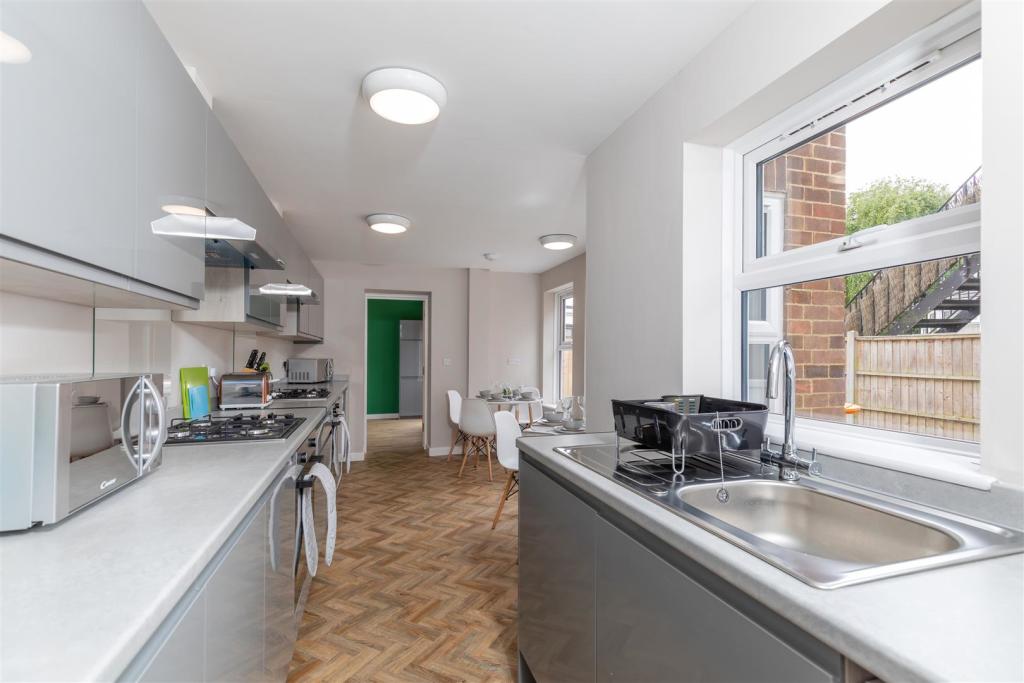 7 bedroom detached house for sale in Cornwall Road, Littlehampton, BN17