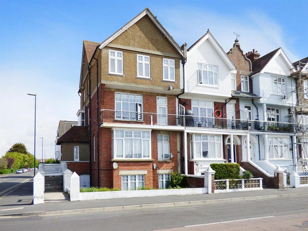 3 bedroom apartment for sale in South Terrace Littlehampton, BN17