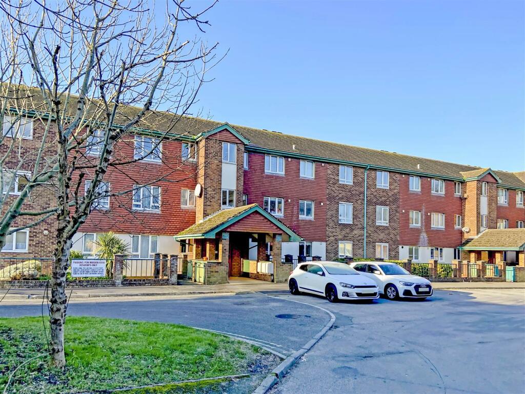 2 bedroom apartment for sale in Highfield, Wick, Littlehampton, BN17