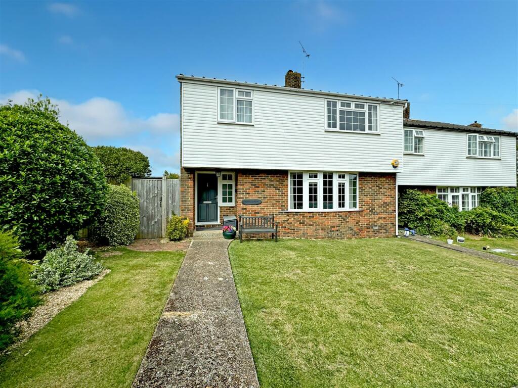 3 bedroom end of terrace house for sale in Toddington Lane, Wick