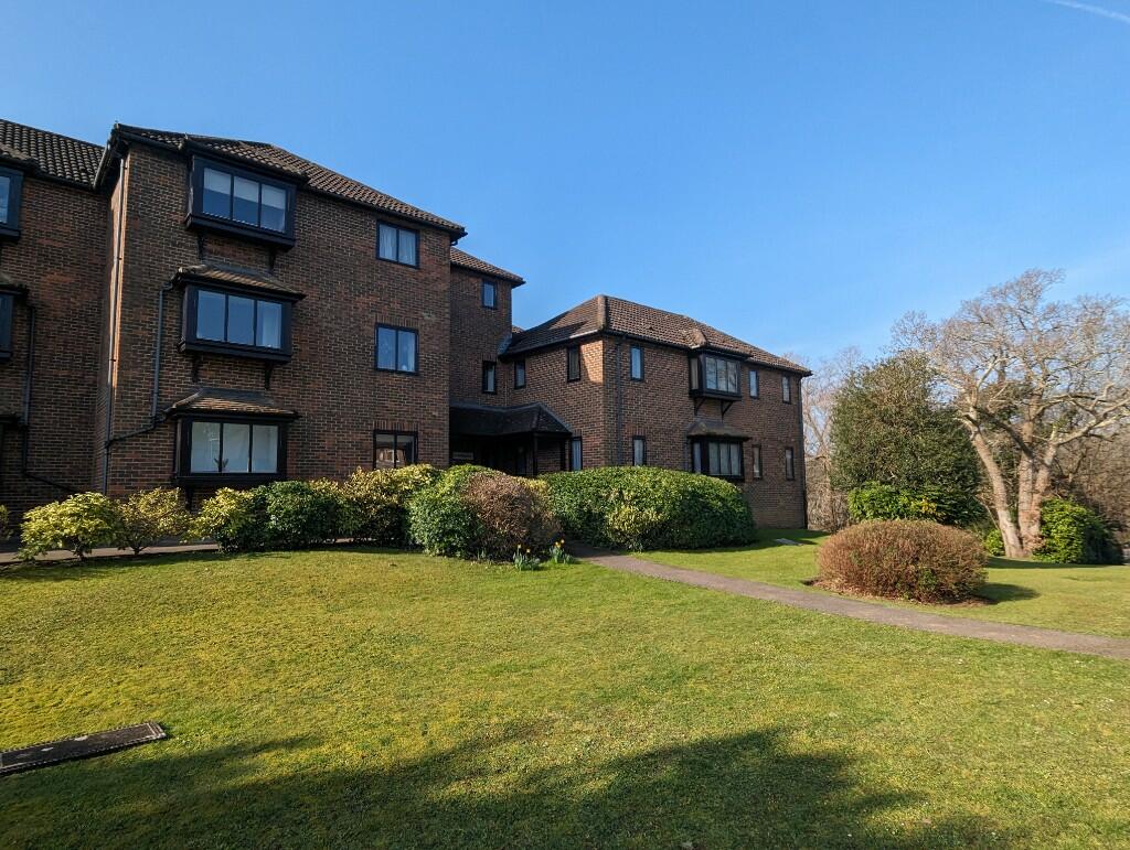 2 bedroom ground floor flat for sale in Twycross Road, Godalming