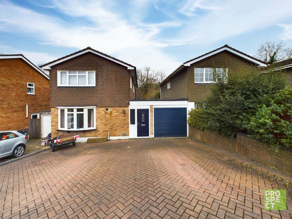 5 bedroom detached house for sale in Savernake Close, Tilehurst